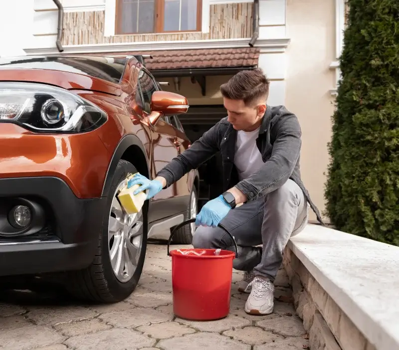 Lavage auto à domicile Pouillé : professionnel intervenant sur un véhicule